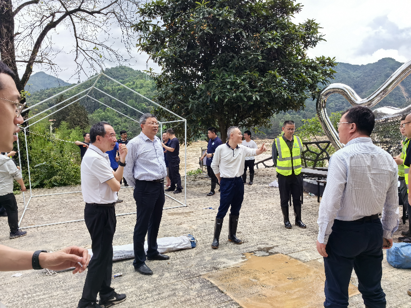 建设行业技术专家勇担当 翻山越岭冒险查风险